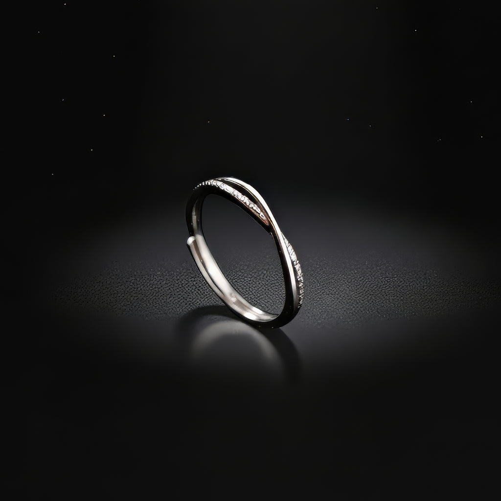 Twist of Light Silver Ring – Minimalist Elegance for Christmas Gift