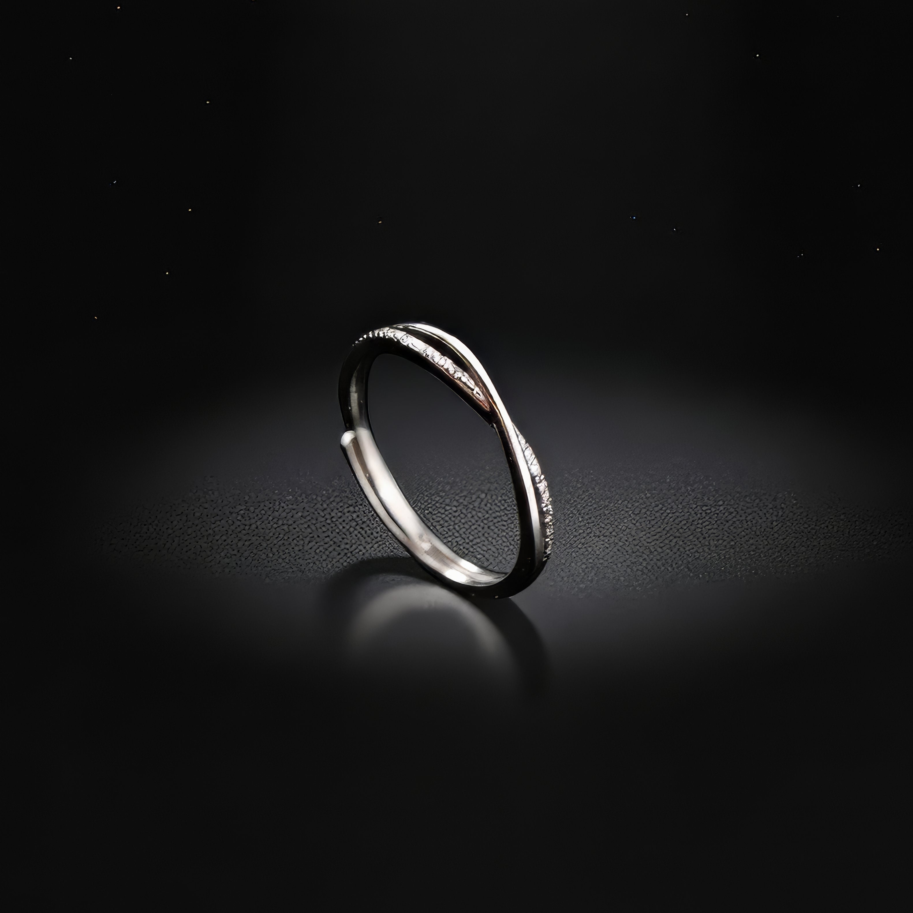 Twist of Light Silver Ring – Minimalist Elegance for Christmas Gift
